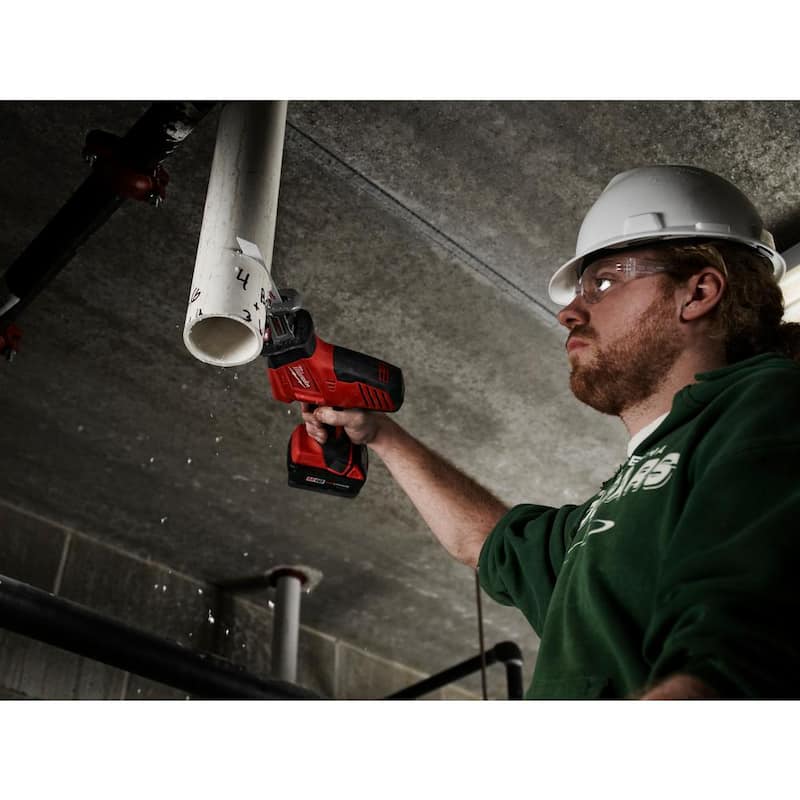 Sierra sable reciprocante Milwaukee M18 de 18V con batería compacta de 2.0 Ah de ion de litio inalámbrica - 2625-20-48-11-1820.