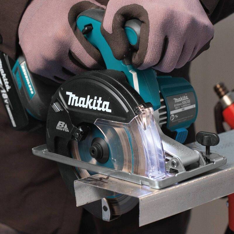 Sierra de corte de metal inalámbrica sin escobillas de 5-7/8" Makita 18V LXT de iones de litio (Herramienta solamente) - XSC02Z