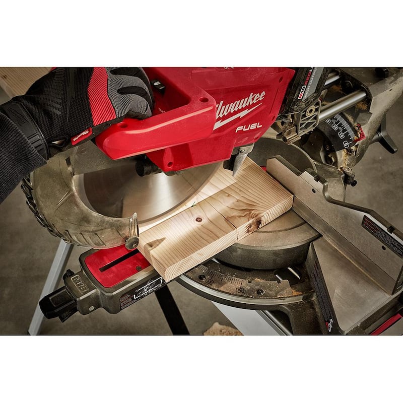 Sierra ingleteadora compuesta deslizante de doble bisel sin cable de 12 pulgadas con sierra caladora Milwaukee M18 FUEL 18V de iones de litio Brushless - 2739-20-2737-20.