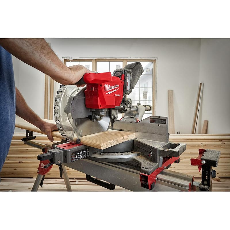 Sierra ingleteadora compuesta deslizante de doble bisel sin cable de 12 pulgadas con sierra caladora Milwaukee M18 FUEL 18V de iones de litio Brushless - 2739-20-2737-20.