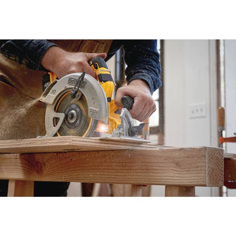 Sierra circular inalámbrica sin escobillas DEWALT 20V MAX de 7-1/4 pulgadas y (1) batería de iones de litio Premium 20V MAX de 5.0Ah - DCS570BW205