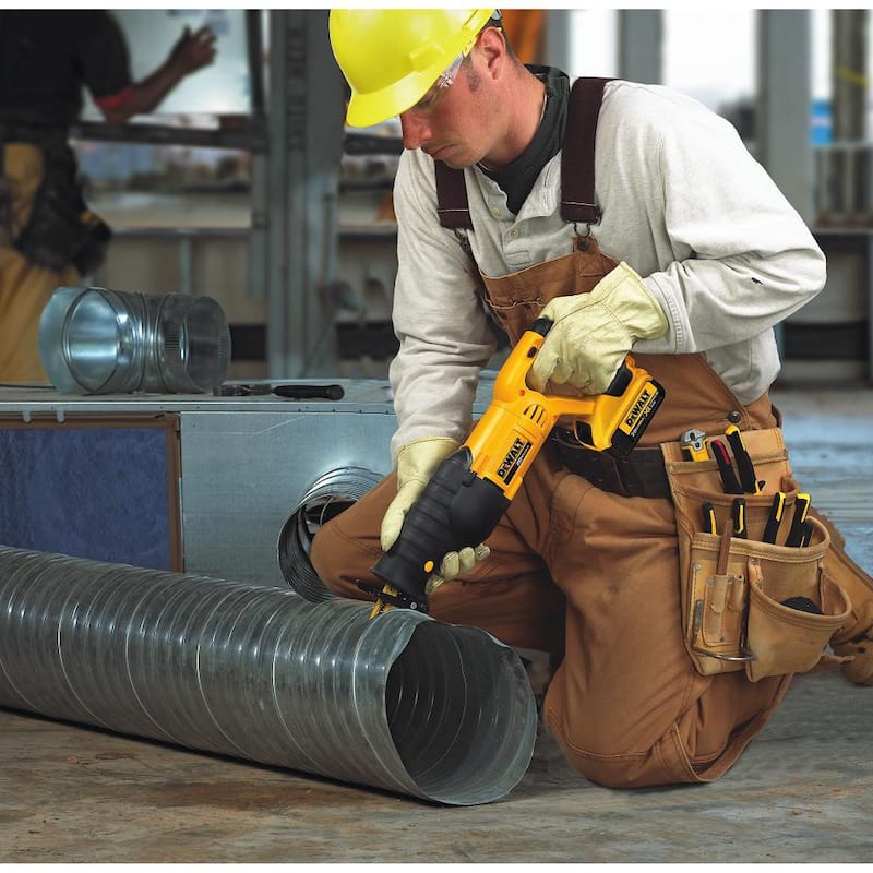 Sierra reciprocante inalámbrica DEWALT 20V MAX y (1) batería de iones de litio compacta de 20V MAX 3.0Ah - DCS380BW230