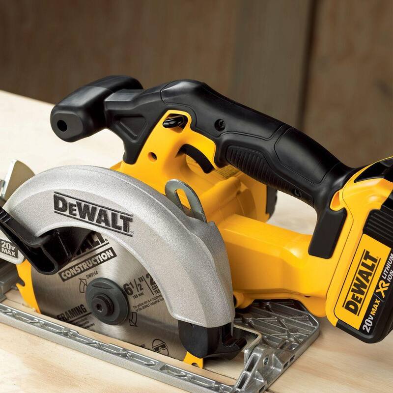 Sierra circular inalámbrica DEWALT 20V MAX de iones de litio de 6.5 pulgadas estilo Sidewinder con (2) baterías compactas 1.7 Ah 20V MAX POWERSTACK - DCS391BWBP034-2