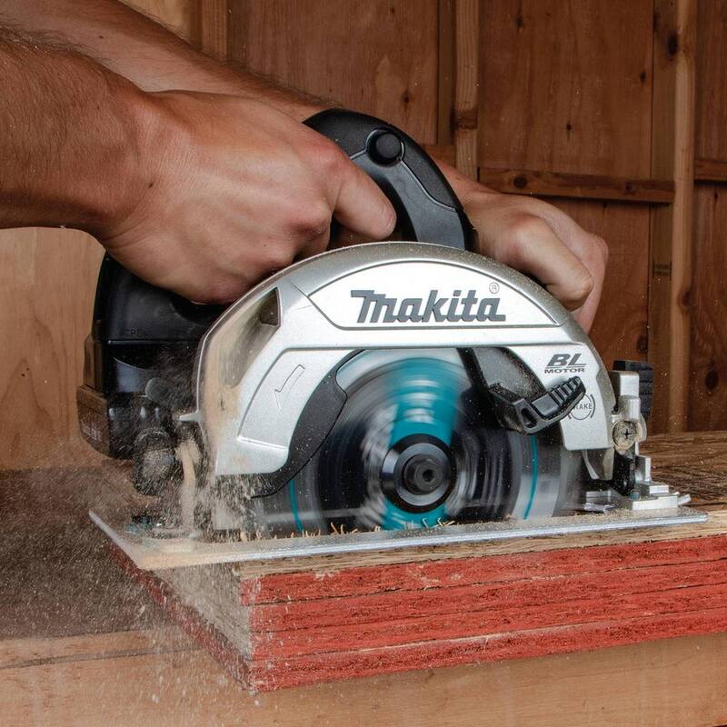 Sierra circular inalámbrica Makita de 18V y 6-1/2 pulgadas en Kit compacto LXT de iones de litio sin escobillas (2.0 Ah) - XSH04RB.