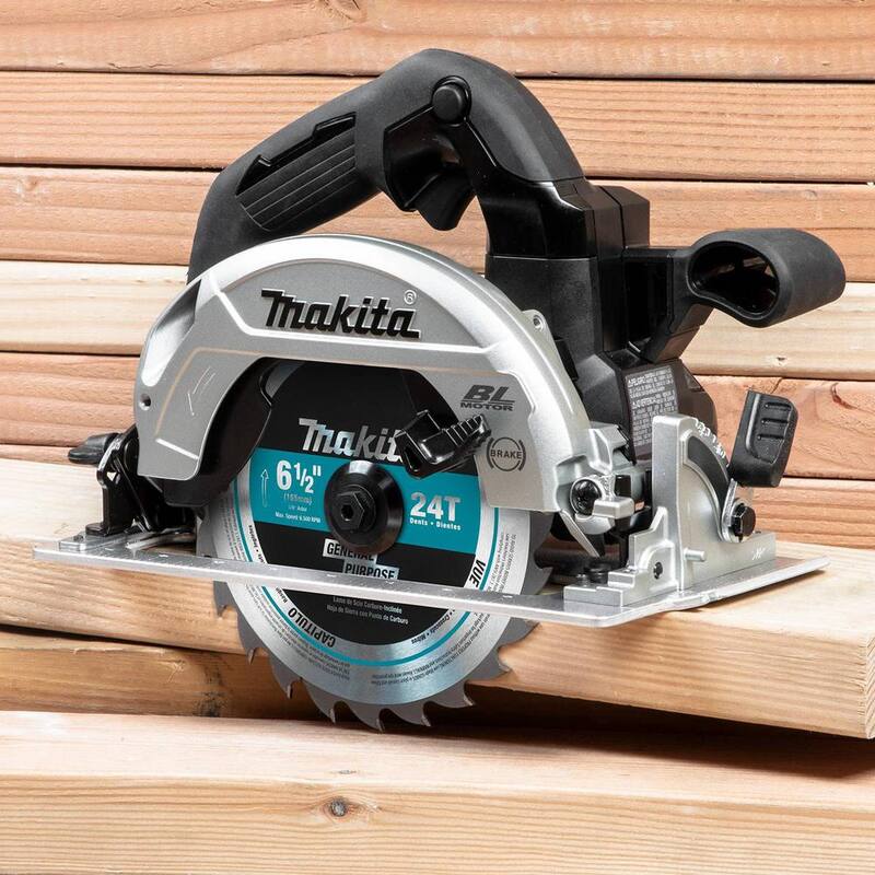 Sierra circular inalámbrica Makita de 18V y 6-1/2 pulgadas en Kit compacto LXT de iones de litio sin escobillas (2.0 Ah) - XSH04RB.