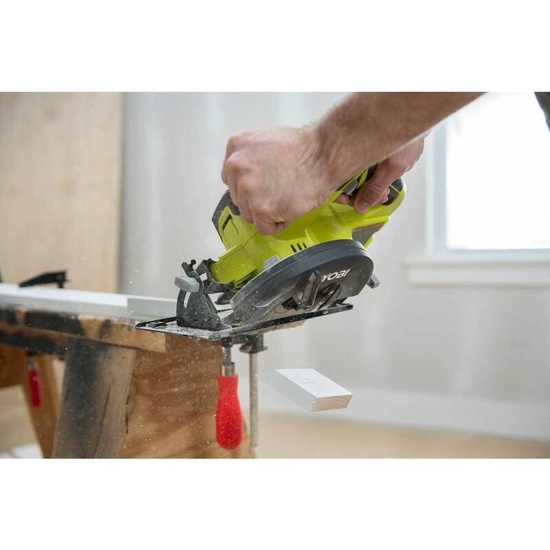 Sierra circular RYOBI ONE+ 18V inalámbrica de 5 1/2 pulgadas con batería de alto rendimiento de 2.0 Ah de litio-ion - PCL500B-PBP003