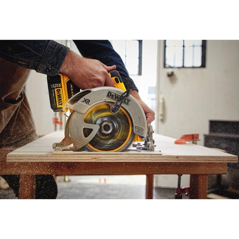 Sierra circular inalámbrica sin escobillas DEWALT 20V MAX XR de 7-1/4 pulgadas, (1) batería compacta de iones de litio de 20V 3.0Ah y cargador DCS570BW230C MAX de 12V-20V