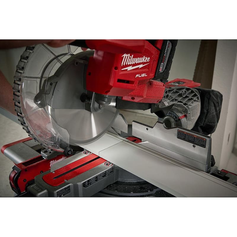Sierra ingleteadora compuesta deslizante de bisel doble inalámbrica de litio-ion sin escobillas de 10 pulgadas Milwaukee M18 FUEL 18V con sierra de calar - 2734-20-2737-20.
