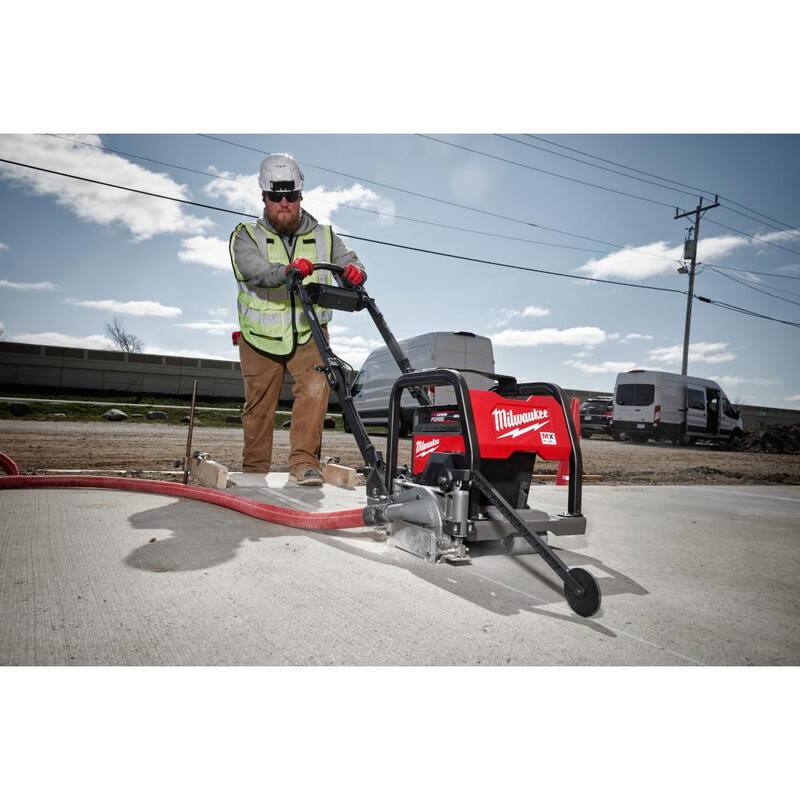 Sierra de concreto verde Milwaukee MX FUEL de iones de litio de 6 pulgadas con kit de (2) baterías FORGE XC8.0 y (1) súper cargador MX FUEL - MXF316-2XC.