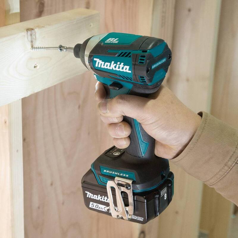 Atornillador de impacto inalámbrico Makita 18V LXT de iones de litio sin escobillas con modo de cambio rápido de 3 velocidades, con (2) baterías 5.0Ah, estuche duro - XDT14T