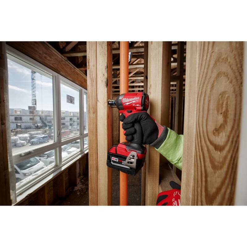 Milwaukee M18 FUEL 18V Lithium-Ion Brushless Cordless 1/4 in. Hex Impact Driver Kit con Dos Baterías de 5.0Ah Cargador Estuche Resistente - 2953-22