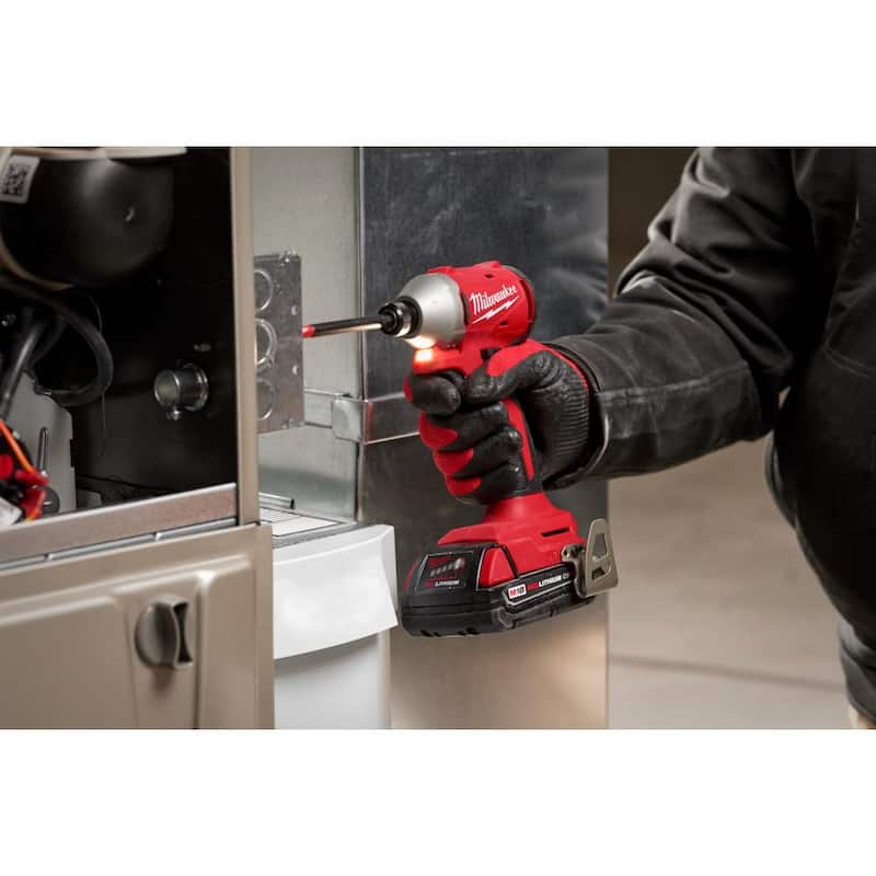 Kit de controlador de impacto inalámbrico sin escobillas de 1/4 de pulgada Milwaukee M18 18V de iones de litio con dos baterías de 2.0 Ah y cargador - 3650-22CT