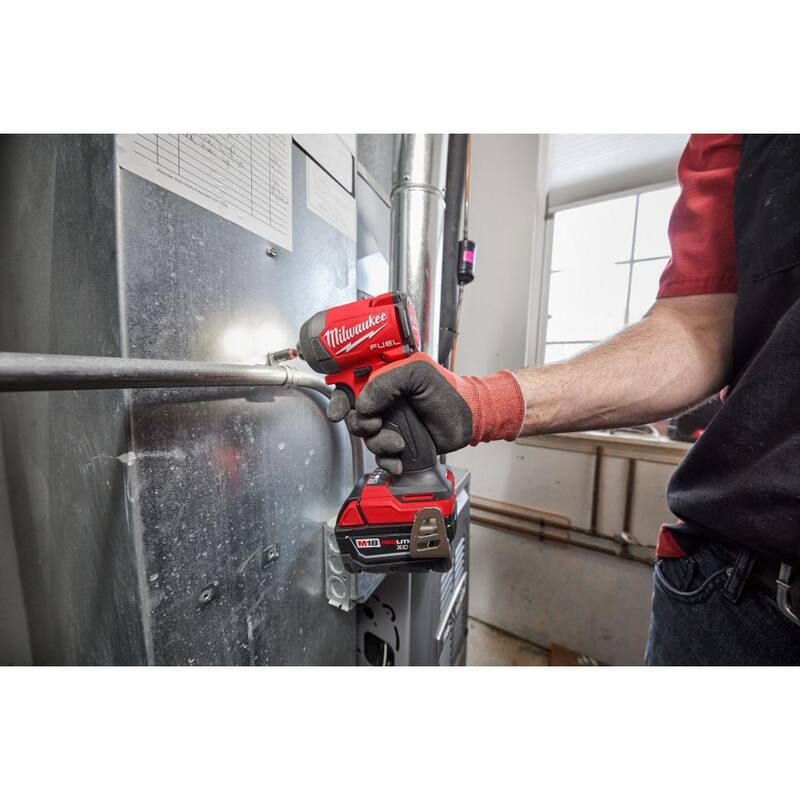 Milwaukee M18 Fuel 18-V Kit de Destornillador de Impacto Inalámbrico sin Escobillas de Litio-Ion de 1/4 de pulgada con (3) Baterías de 5.0 Ah, Cargador y Estuche Resistente - 2953-22-48-11-1850