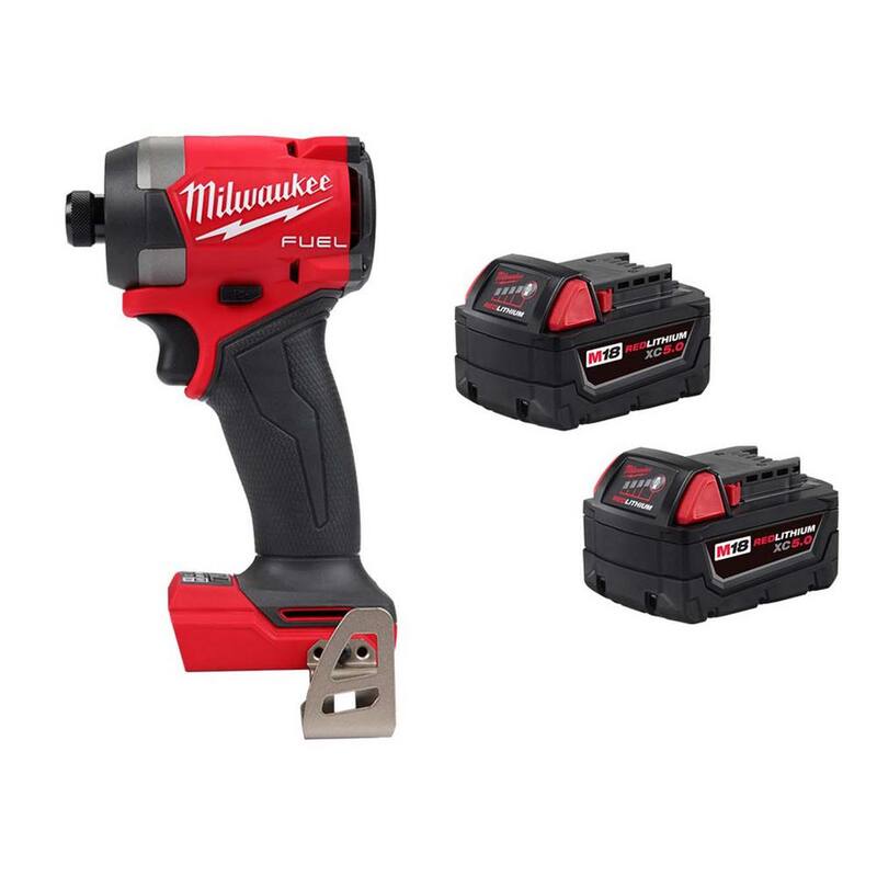 Milwaukee M18 FUEL 18-Volt Lithium Ion Brushless Inalámbrico 1/4 pulg. Hex Impact Driver con (2) baterías M18 5.0Ah - 2953-20-48-11-1852