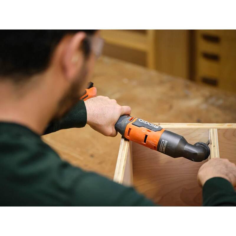 Controlador de impacto angular derecho inalámbrico sin escobillas RIDGID 18V SubCompact (Herramienta solamente) - R87730B
