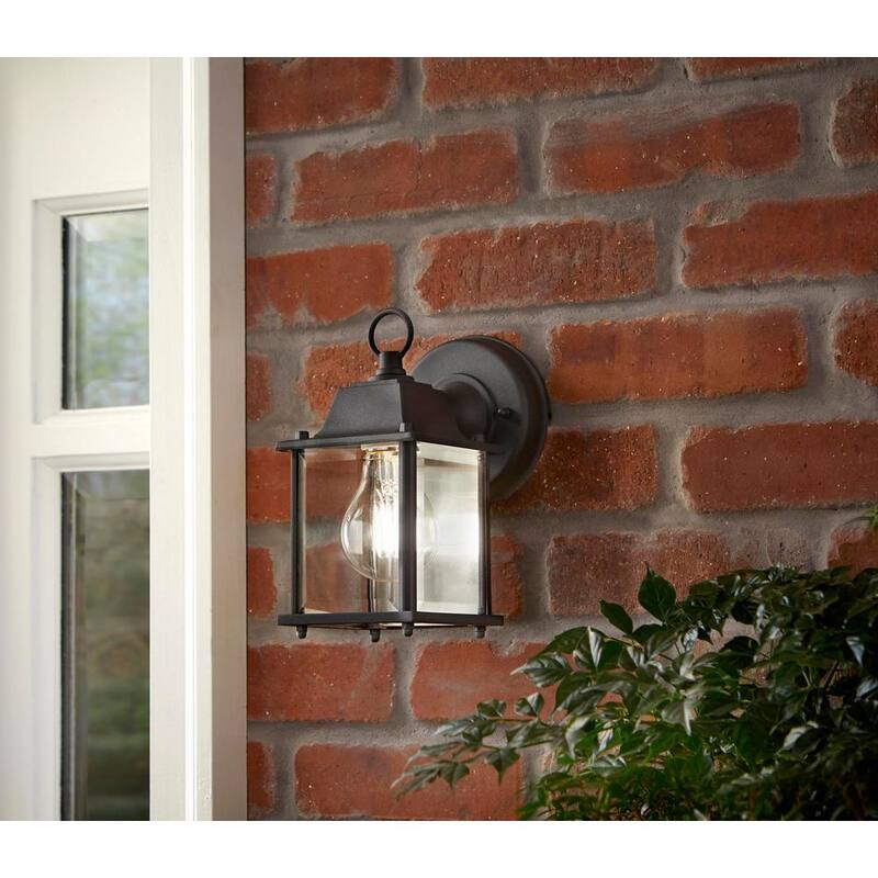 Lámpara de pared para exteriores Hampton Bay 8.19 pulgadas en negro con estilo de farol de entrenador y cristal transparente, alambrado duro, sin foco incluido - G14806-BK.