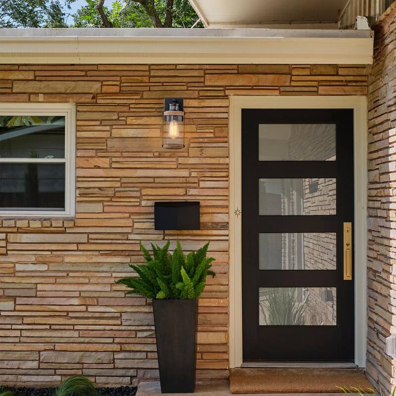 Lámpara de pared exterior con sensor de movimiento de atardecer a amanecer, con marco negro y vetas de madera sin focos incluidos (paquete de 2) - HCA2424-2W.