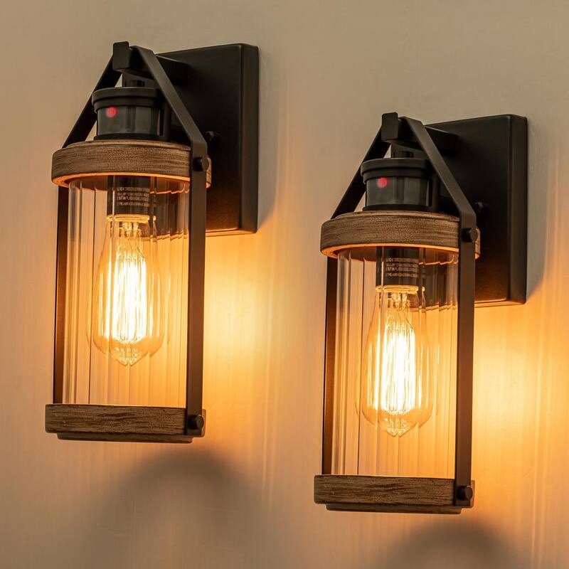 Lámpara de pared exterior con sensor de movimiento de atardecer a amanecer, con marco negro y vetas de madera sin focos incluidos (paquete de 2) - HCA2424-2W.