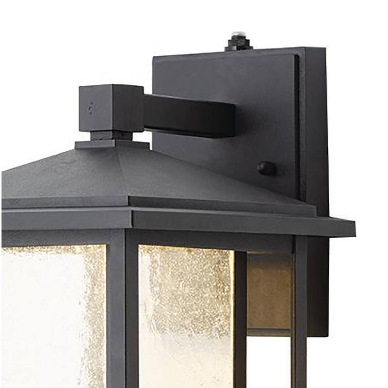 Colección de decoradores para el hogar Mauvo Canyon 15.5 pulgadas Luz de pared exterior LED en negro de Dusk to Dawn con cristal granulado - KB 06005-DEL