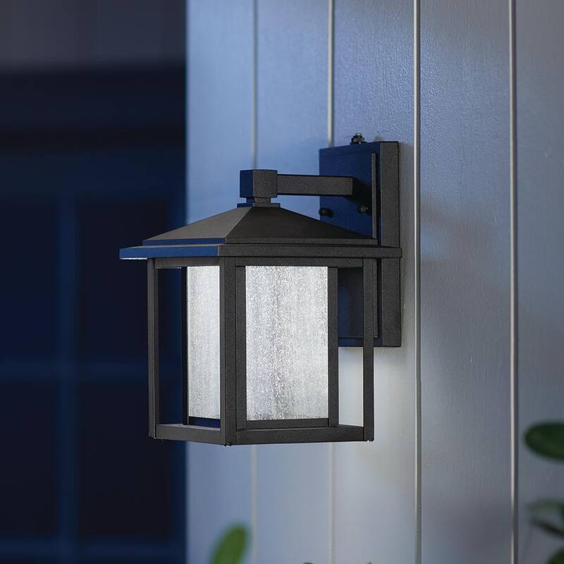 Colección de decoradores del hogar: Aplique de luz LED pequeño para exteriores Mauvo Canyon de 11 pulgadas en color negro al atardecer con sensor de luz con cristal transparente - KB 06304-DEL