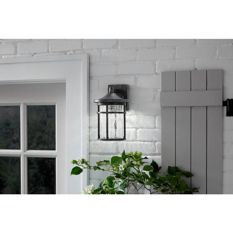 Colección de decoradores para el hogar Westbury 11 pulgadas. Luminaria exterior grande de pared con LED en hierro envejecido y cristal craquelado transparente - LED-KB 08304
