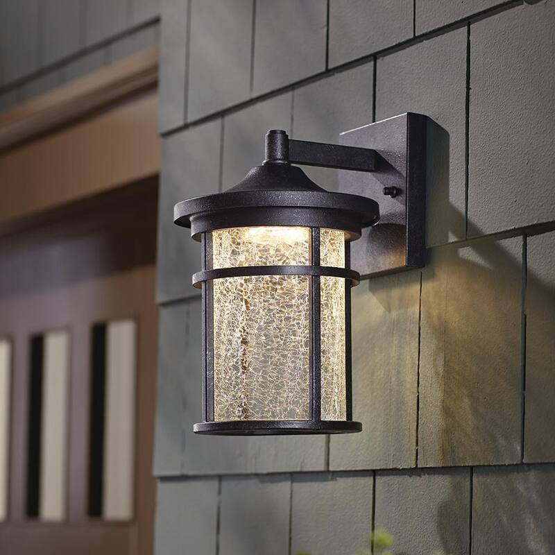 Colección de decoradores para el hogar Westbury 11 pulgadas. Luminaria exterior grande de pared con LED en hierro envejecido y cristal craquelado transparente - LED-KB 08304