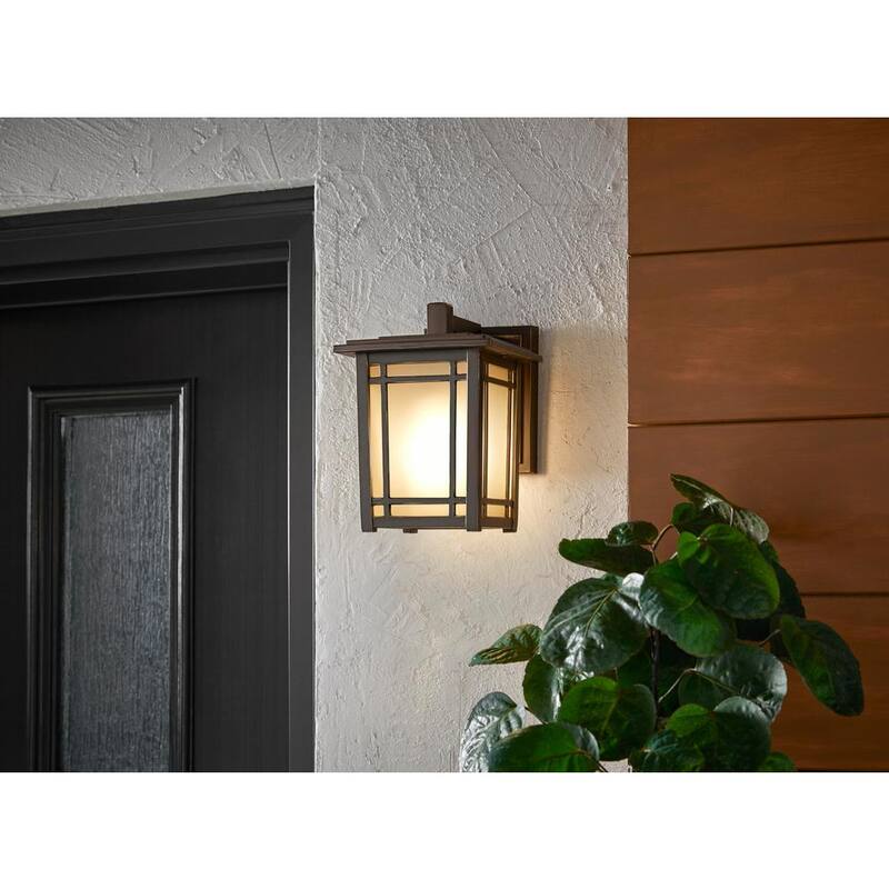 Colección de decoración para el hogar Port Oxford de Home Decorators - Farol de pared exterior con luz de 8.12 pulgadas y 1 foco, acabado en nogal con conexión dura y sin foco incluido - 23211