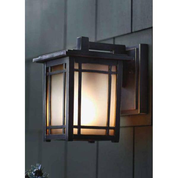 Colección de decoración para el hogar Port Oxford de Home Decorators - Farol de pared exterior con luz de 8.12 pulgadas y 1 foco, acabado en nogal con conexión dura y sin foco incluido - 23211