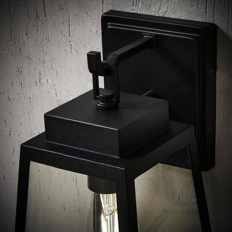 Linterna de pared exterior Hampton Bay Corbin Medium de 13 pulgadas, moderna, de un foco, con diseño cónico en color negro, con cableado duro y pantalla de cristal transparente - W2205-21