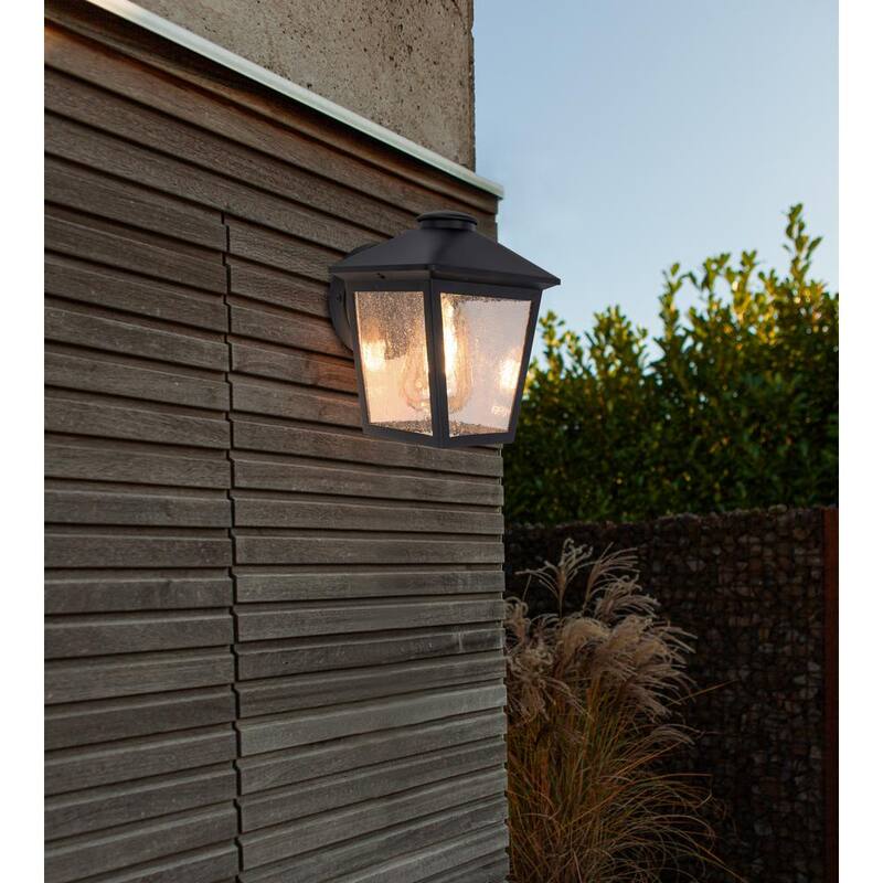 Luz de pared exterior con un candelero Hampton Bay Malena de 7.83 pulgadas y 1 luz en color negro con cableado duro y cristal claro con semillas - 5294503012