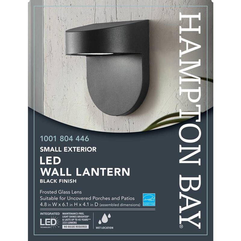 Lámpara de pared para exteriores Hampton Bay 6.1 pulgadas, con LED integrado y conexión fija, en color negro, con pantalla de vidrio esmerilado - ILW1691L-3