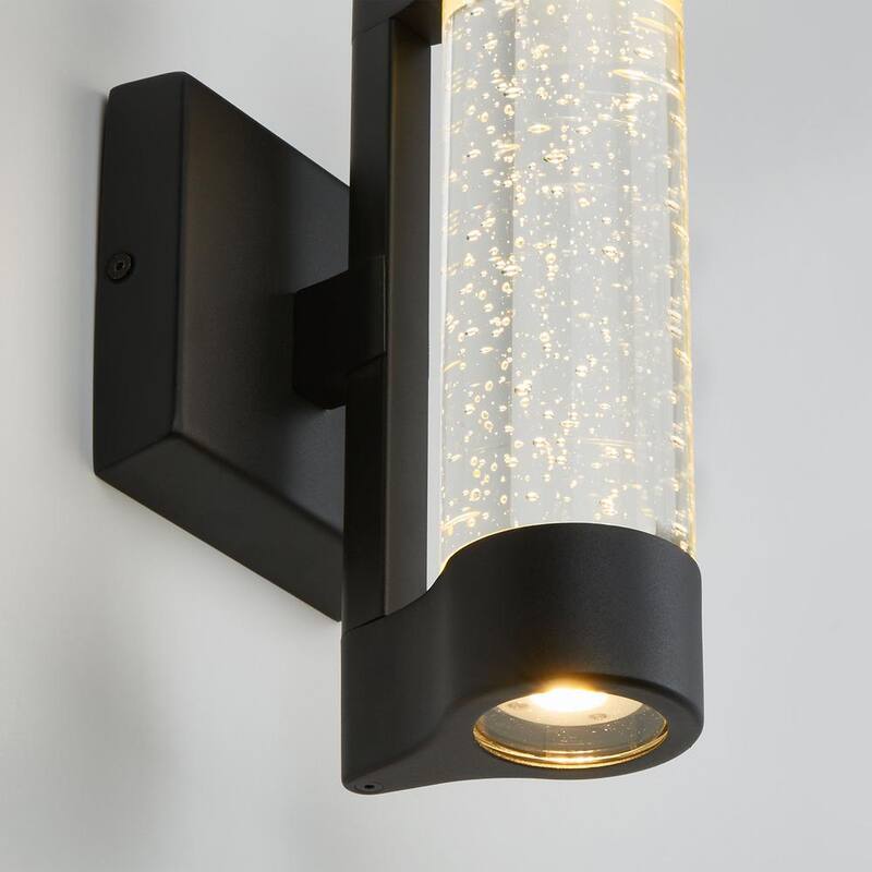 Colección de Decoradores para el Hogar Ansel 11.3 in. Luminaria de Pared Exterior para Garage y Porche con Vidrio de Burbujas Moderno en Negro Integrado con LED Cableado Duro en forma de Cilindro - Aplique de Pared AMP105-HDCBL