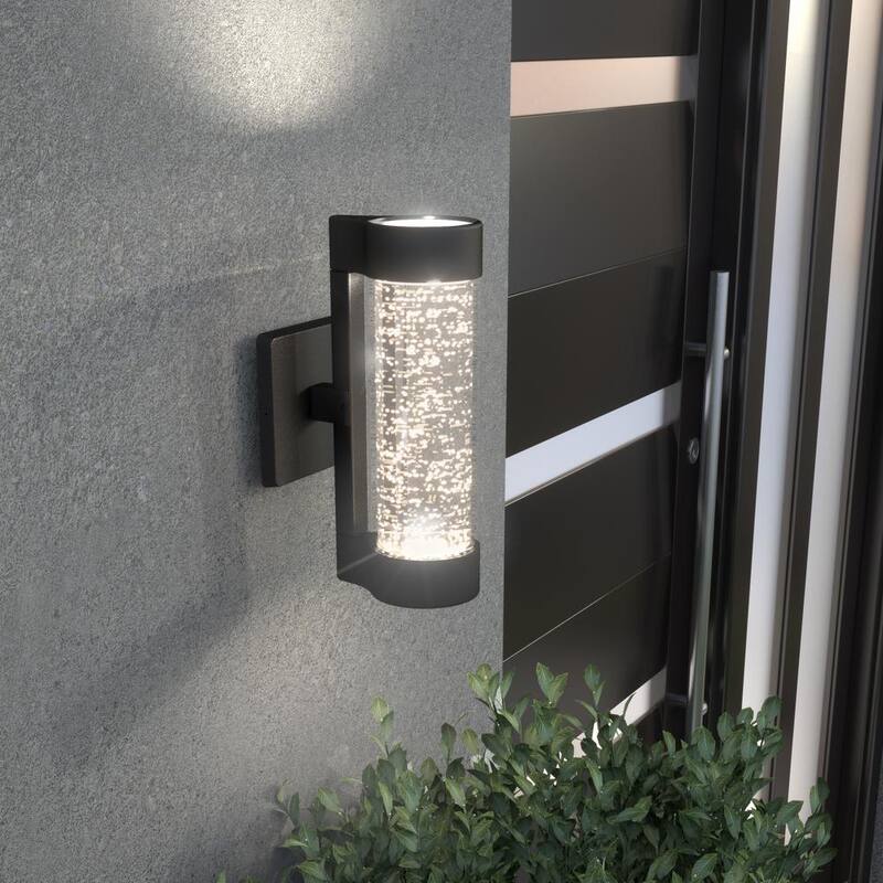 Colección de Decoradores para el Hogar Ansel 11.3 in. Luminaria de Pared Exterior para Garage y Porche con Vidrio de Burbujas Moderno en Negro Integrado con LED Cableado Duro en forma de Cilindro - Aplique de Pared AMP105-HDCBL