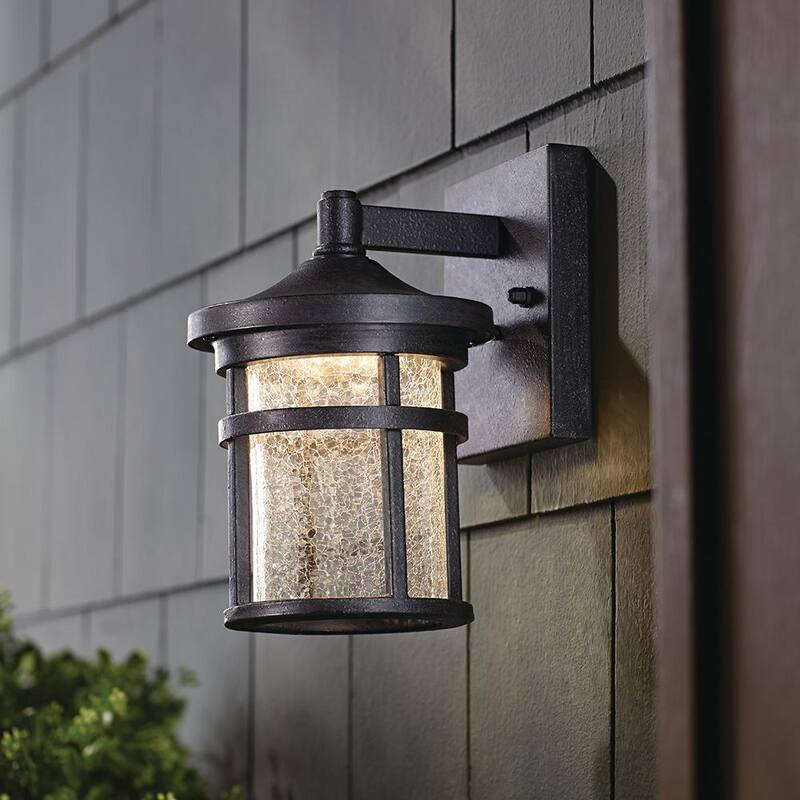 Colección de decoración para el hogar Westbury 8.5 pulgadas Lámpara de Pared Exterior Pequeña de Hierro Envejecido con Luz LED y Vidrio Claro Agrietado - LED-KB S-08304