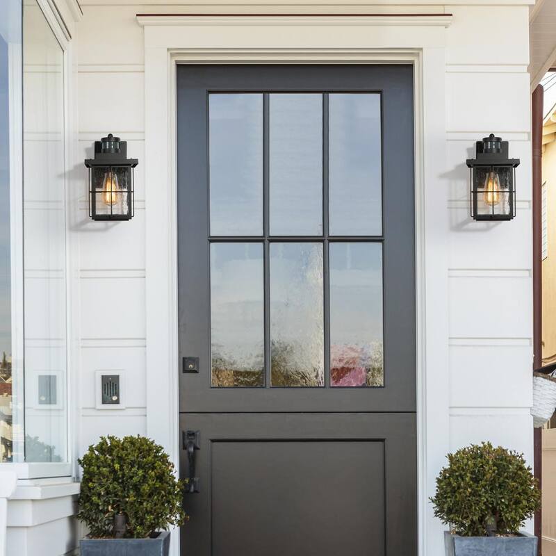 Luminaria exterior moderna LNC negra con sensor de movimiento y pantalla de vidrio con semillas, linterna de pared para puerta frontal de estilo granja con 1 luz (paquete de 2) - EV26JRHD1745DG8.