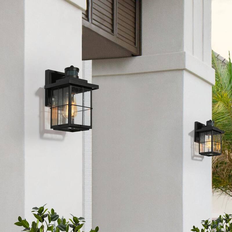 Luminaria exterior moderna LNC negra con sensor de movimiento y pantalla de vidrio con semillas, linterna de pared para puerta frontal de estilo granja con 1 luz (paquete de 2) - EV26JRHD1745DG8.