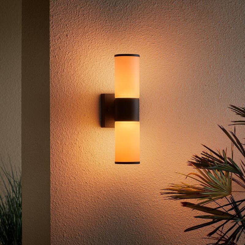 Luz de pared exterior cilíndrica Hampton Bay Hartford de 14.25 pulgadas en color negro millenium con LED inteligente cableado alimentado por Hubspace - KIF1602LX-01/BK
