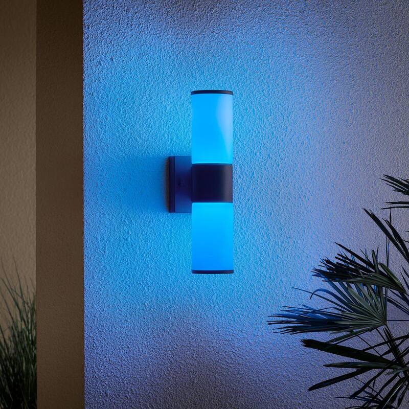 Luz de pared exterior cilíndrica Hampton Bay Hartford de 14.25 pulgadas en color negro millenium con LED inteligente cableado alimentado por Hubspace - KIF1602LX-01/BK