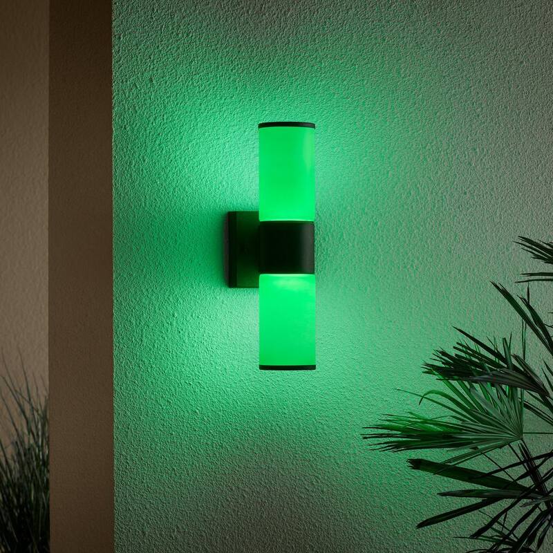 Luz de pared exterior cilíndrica Hampton Bay Hartford de 14.25 pulgadas en color negro millenium con LED inteligente cableado alimentado por Hubspace - KIF1602LX-01/BK