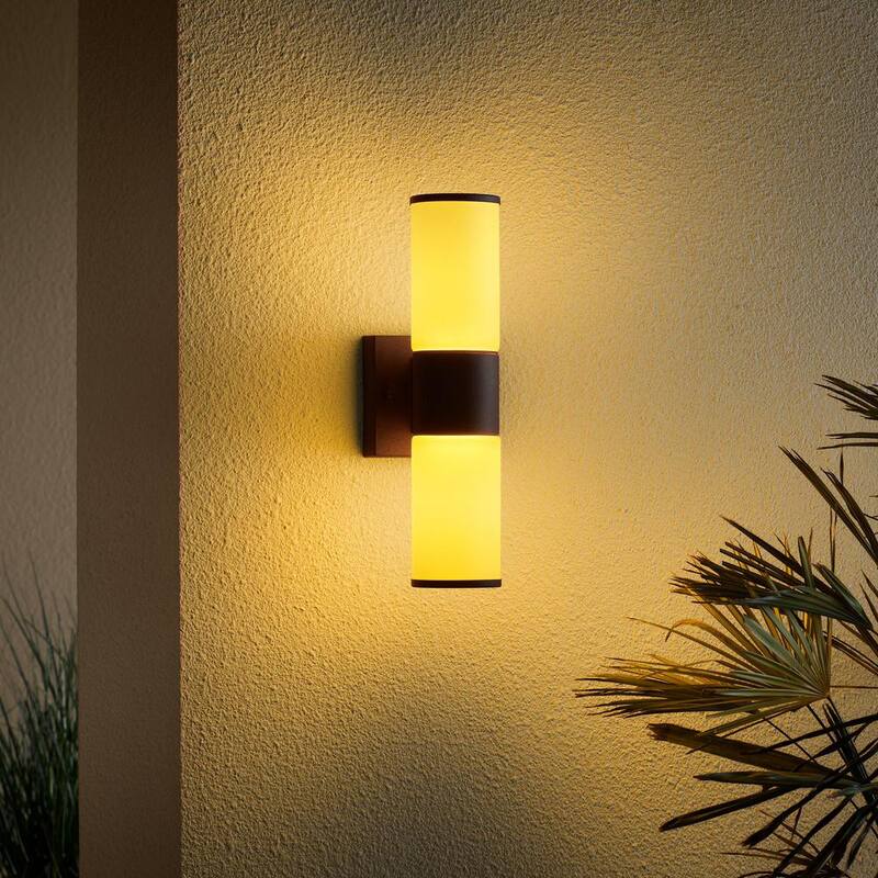 Luz de pared exterior cilíndrica Hampton Bay Hartford de 14.25 pulgadas en color negro millenium con LED inteligente cableado alimentado por Hubspace - KIF1602LX-01/BK