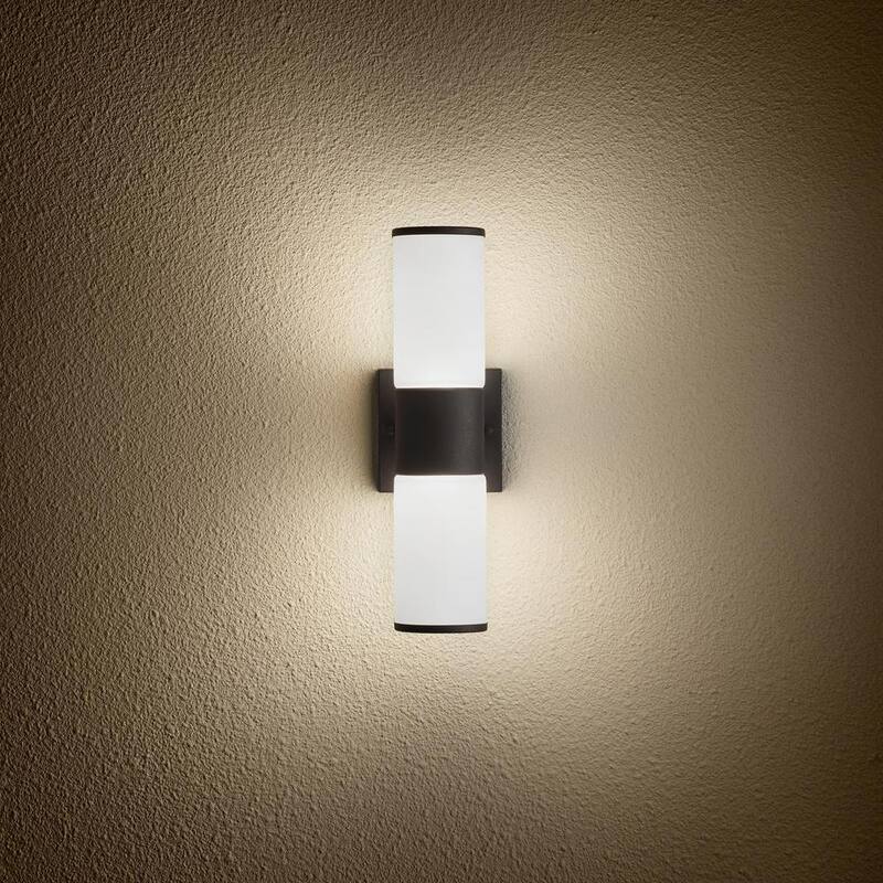 Luz de pared exterior cilíndrica Hampton Bay Hartford de 14.25 pulgadas en color negro millenium con LED inteligente cableado alimentado por Hubspace - KIF1602LX-01/BK