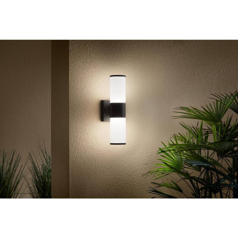 Luz de pared exterior cilíndrica Hampton Bay Hartford de 14.25 pulgadas en color negro millenium con LED inteligente cableado alimentado por Hubspace - KIF1602LX-01/BK