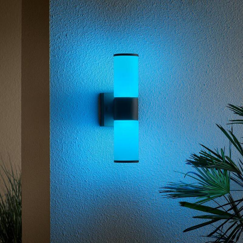 Luz de pared exterior cilíndrica Hampton Bay Hartford de 14.25 pulgadas en color negro millenium con LED inteligente cableado alimentado por Hubspace - KIF1602LX-01/BK