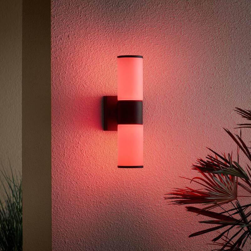 Luz de pared exterior cilíndrica Hampton Bay Hartford de 14.25 pulgadas en color negro millenium con LED inteligente cableado alimentado por Hubspace - KIF1602LX-01/BK