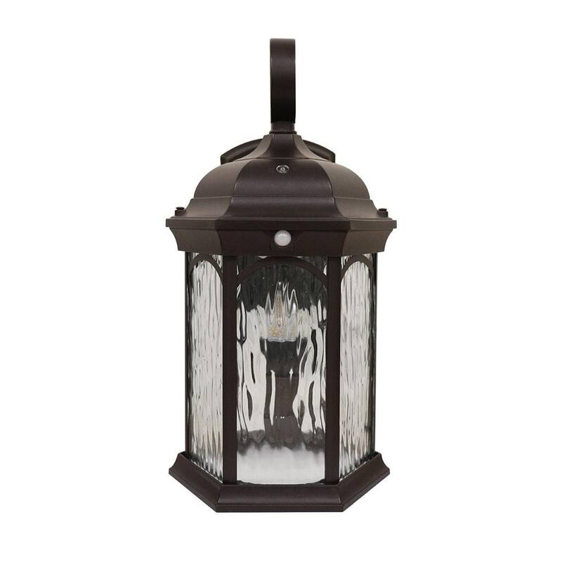 Colección de Decoradores para el Hogar Linterna de Pared Exterior con Sensor de Movimiento Integrado y Luz LED Bronce de 16.1 Pulgadas al Amanecer y al Anochecer con Bombilla Parpadeante - FL-381HD