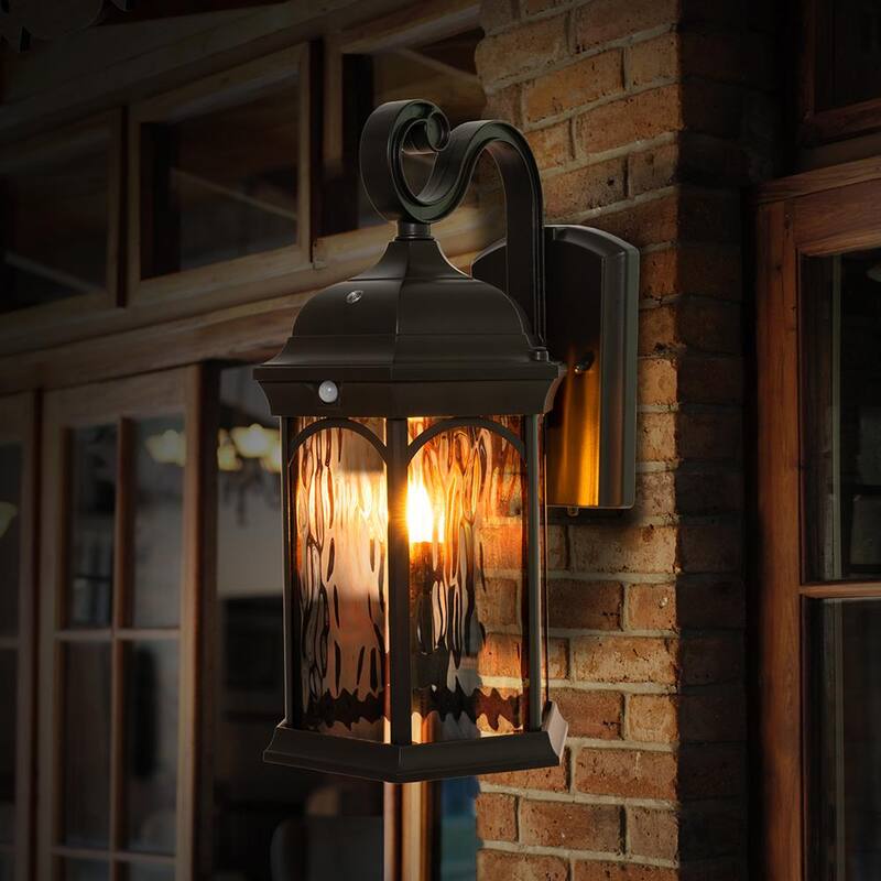 Colección de Decoradores para el Hogar Linterna de Pared Exterior con Sensor de Movimiento Integrado y Luz LED Bronce de 16.1 Pulgadas al Amanecer y al Anochecer con Bombilla Parpadeante - FL-381HD
