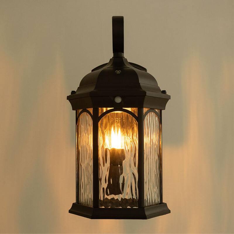 Colección de Decoradores para el Hogar Linterna de Pared Exterior con Sensor de Movimiento Integrado y Luz LED Bronce de 16.1 Pulgadas al Amanecer y al Anochecer con Bombilla Parpadeante - FL-381HD