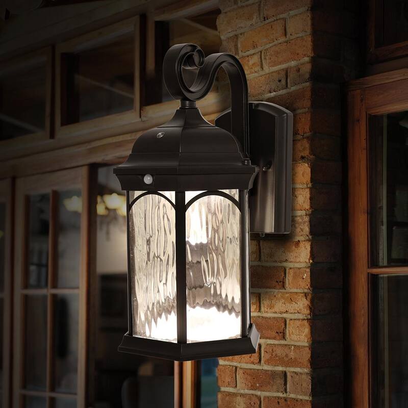 Colección de Decoradores para el Hogar Linterna de Pared Exterior con Sensor de Movimiento Integrado y Luz LED Bronce de 16.1 Pulgadas al Amanecer y al Anochecer con Bombilla Parpadeante - FL-381HD
