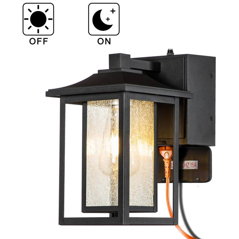 ALOA DECOR 1 Lámpara de Pared Exterior con Sensor de Anochecer a Amanecer en Negro Mate, Apliques de Vidrio Sembrado y Tomas de Corriente GFCI Incorporadas - H7087W06A