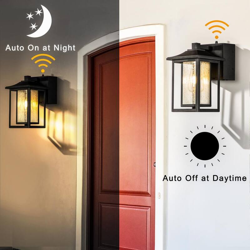 ALOA DECOR 1 Lámpara de Pared Exterior con Sensor de Anochecer a Amanecer en Negro Mate, Apliques de Vidrio Sembrado y Tomas de Corriente GFCI Incorporadas - H7087W06A
